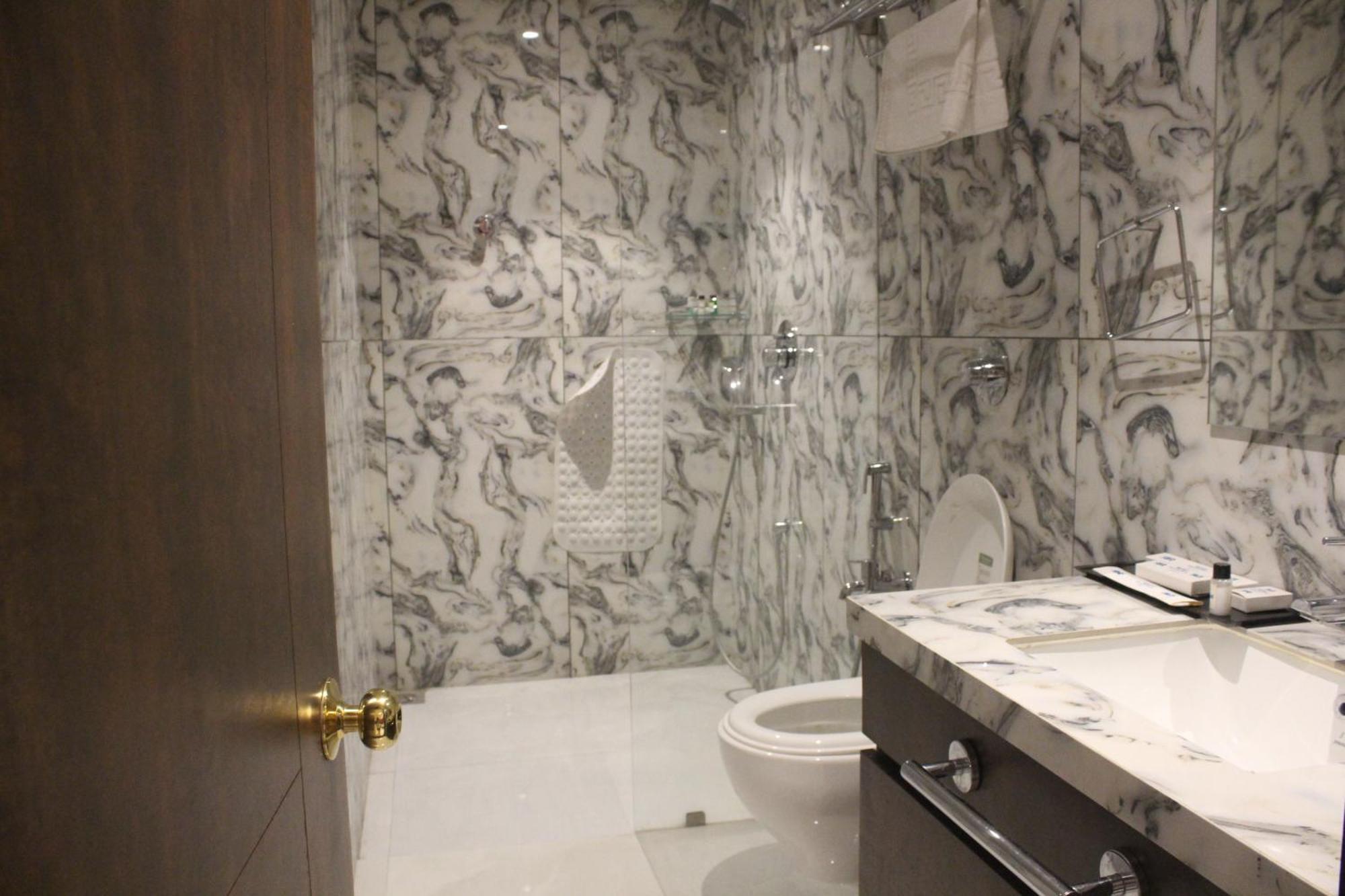 Hotel Madhuban Silvassa Eksteriør bilde