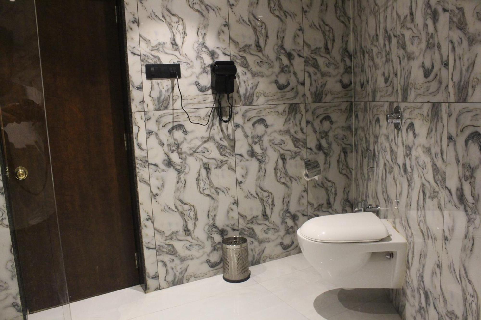 Hotel Madhuban Silvassa Eksteriør bilde